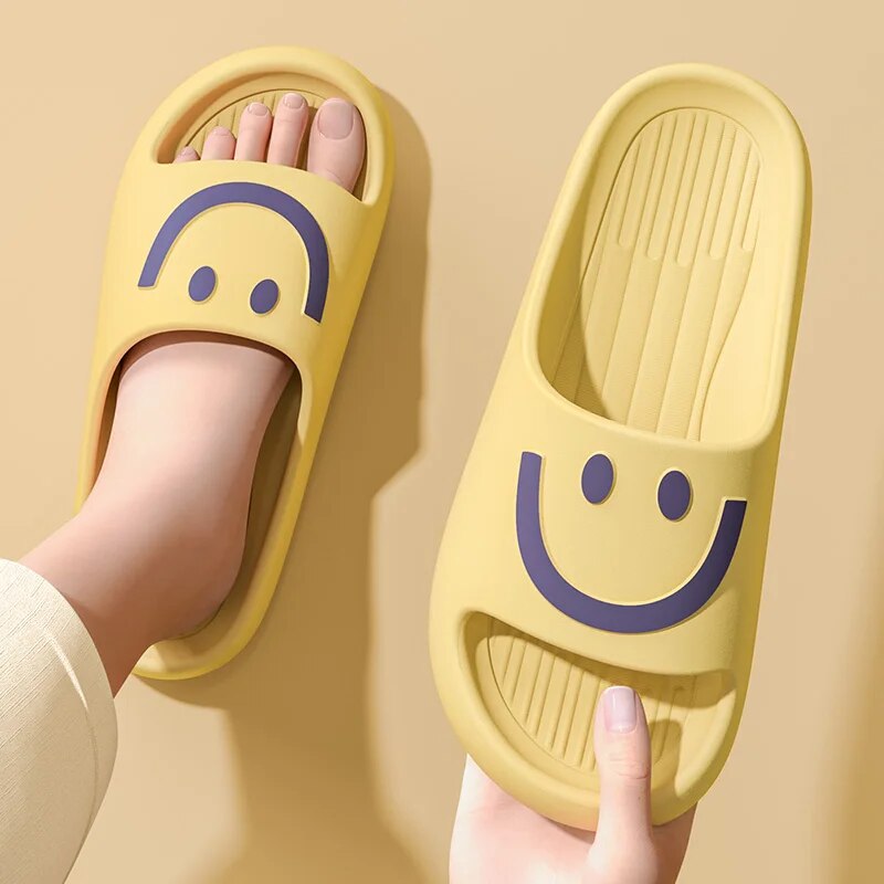 Mule Slip On - รองเท้าแตะลายหน้ายิ้มสำหรับผู้หญิงและผู้ชาย พื้นหนานุ่ม สวมใส่สบาย กันลื่น เหมาะสำหรับห้องน้ำ ห้องอาบน้ำ