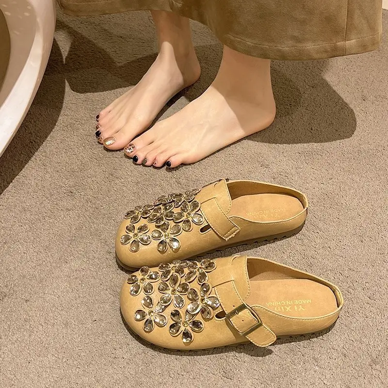 Women Shoes Mules - รองเท้าแตะส้นเตี้ยแบบสวมประดับดอกไม้และเพชรเทียมสำหรับผู้หญิง สไตล์วินเทจลำลอง เหมาะสำหรับใส่ในชีวิตประจำวันและกิจกรรมกลางแจ้ง พร้อมบริการดรอปชิปและเป็นของขวัญ